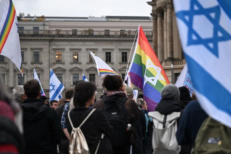 Menschen versammeln sich auf dem Bebelplatz zu einer Mahnwache zum 7. Oktober 2023.