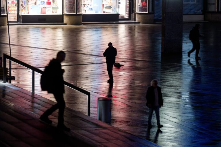 Nicht nur auf der Straße fühlen sich viele Frauen unsicher. (Symbolbild)