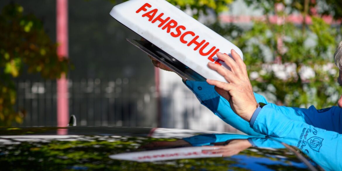 Die Fahrschulausbildung soll vereinfacht und günstiger werden. (Archivbild)
