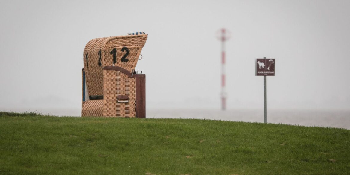 Sturmflut-Gefahr an der Nordsee: Regen, Böen und leere Strände