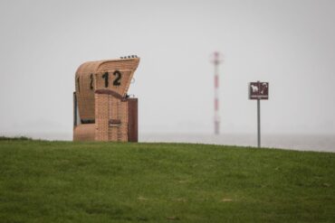 Sturmflut-Gefahr an der Nordsee: Regen, Böen und leere Strände