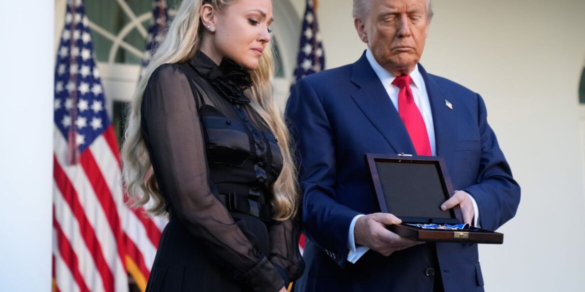 Erika Kirk nimmt die von Präsident Donald Trump posthum verliehene US-Freiheitsmedaille anstelle ihres getöteten Mannes Charlie Kirk entgegen.