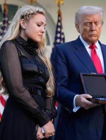 Erika Kirk nimmt die von Präsident Donald Trump posthum verliehene US-Freiheitsmedaille anstelle ihres getöteten Mannes Charlie Kirk entgegen.