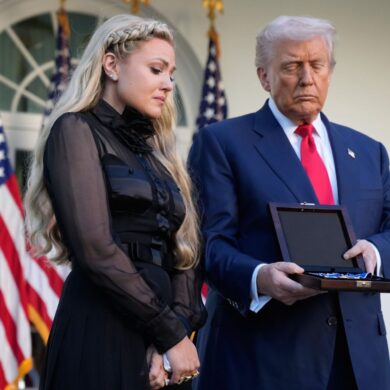 Erika Kirk nimmt die von Präsident Donald Trump posthum verliehene US-Freiheitsmedaille anstelle ihres getöteten Mannes Charlie Kirk entgegen.