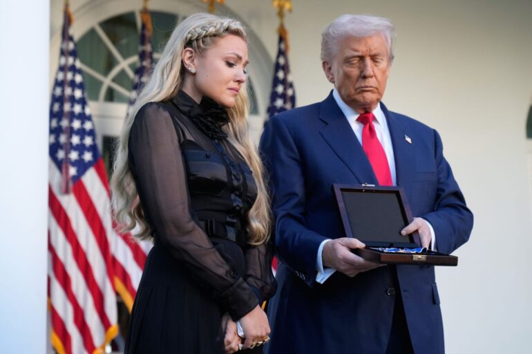 Erika Kirk nimmt die von Präsident Donald Trump posthum verliehene US-Freiheitsmedaille anstelle ihres getöteten Mannes Charlie Kirk entgegen.
