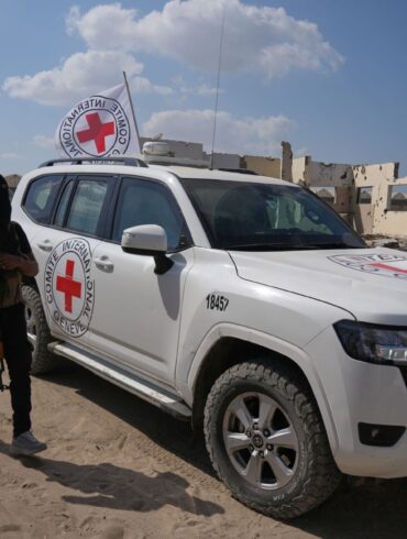 Die Hamas hat eine weitere Leiche an das Rote Kreuz übergeben, bei der es sich mutmaßlich um eine getötete Geisel handelt. (Archivbild)