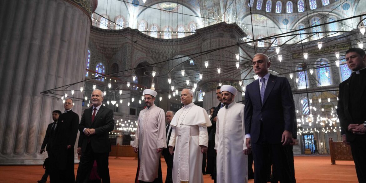 Der Papst besucht die Blaue Moschee in Istanbul - und will damit ein Zeichen für den interreligiösen Dialog setzen.