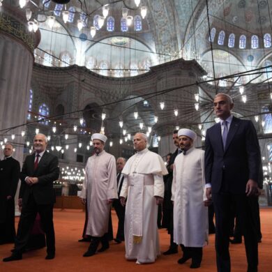 Der Papst besucht die Blaue Moschee in Istanbul - und will damit ein Zeichen für den interreligiösen Dialog setzen.