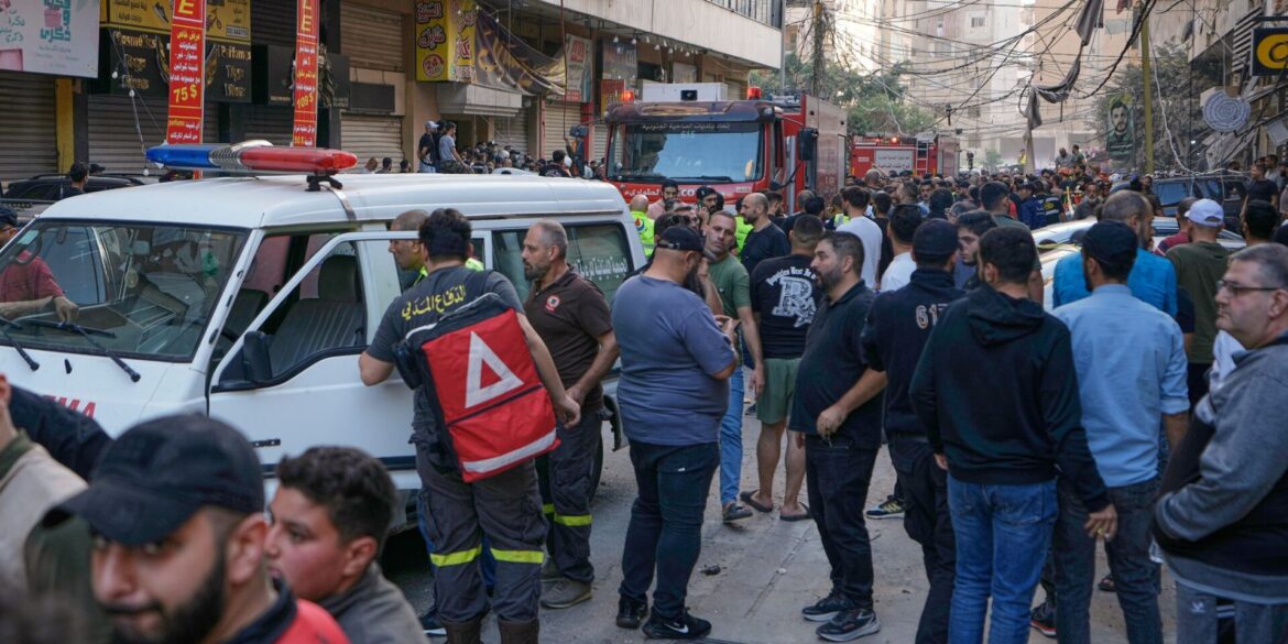 Mitarbeiter des Zivilschutzes am Ort eines israelischen Angriffs im südlichen Vorort von Beirut.