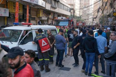 Mitarbeiter des Zivilschutzes am Ort eines israelischen Angriffs im südlichen Vorort von Beirut.