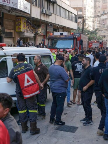Mitarbeiter des Zivilschutzes am Ort eines israelischen Angriffs im südlichen Vorort von Beirut.
