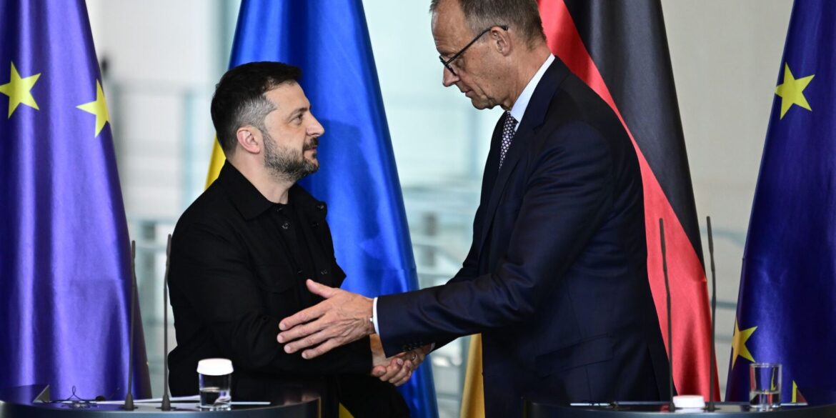 Kanzler Friedrich Merz (CDU, rechts) und der ukrainische Präsident Wolodymyr Selenskyj haben zu den Korruptionsermittlungen in Kiew ein Telefongespräch geführt. (Archivbild)