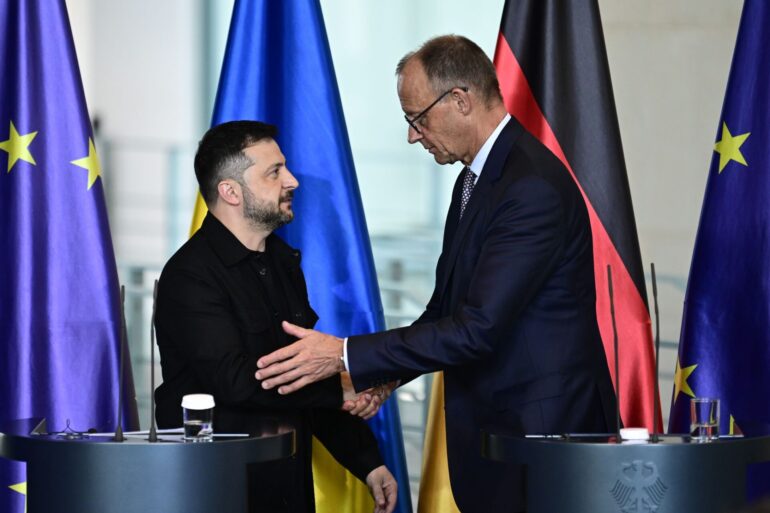 Kanzler Friedrich Merz (CDU, rechts) und der ukrainische Präsident Wolodymyr Selenskyj haben zu den Korruptionsermittlungen in Kiew ein Telefongespräch geführt. (Archivbild)