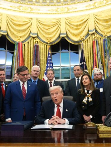 US-Präsident hat hochrangige Politiker seiner republikanischen Partei zur Unterzeichnung des Gesetzespakets zum Ende des Shutdowns ins Weiße Haus gebeten.