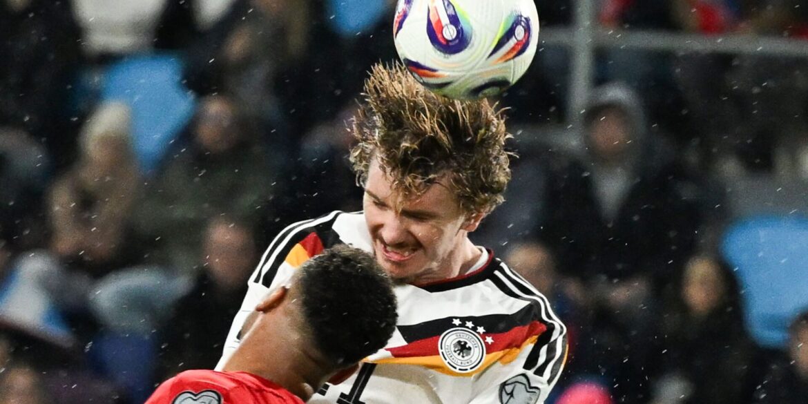 Deutschlands Nick Woltemade in Aktion gegen Luxemburgs Marvin Martins.
