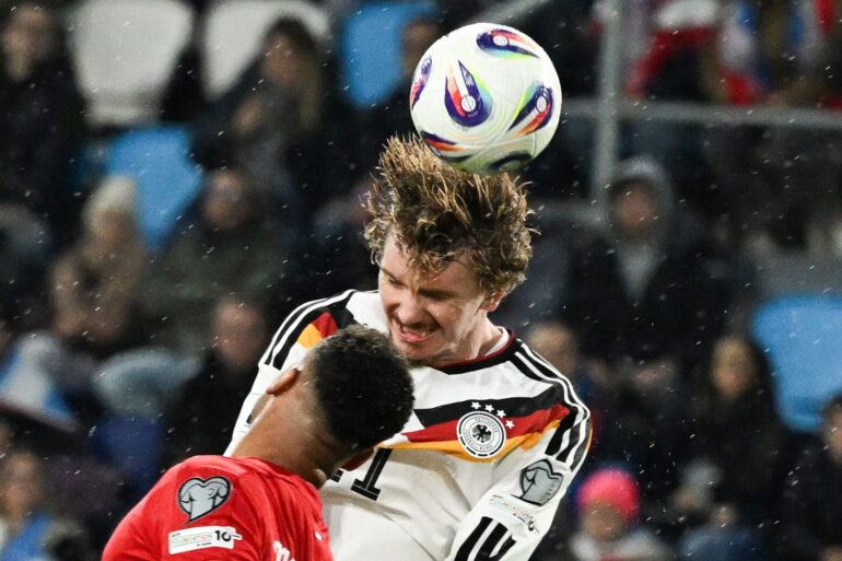 Deutschlands Nick Woltemade in Aktion gegen Luxemburgs Marvin Martins.
