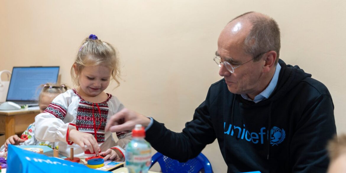 Der Geschäftsführer von Unicef Deutschland, Christian Schneider, mit einem ukrainischen Vorschulkind in einem Schutzraum unter der Erde: Das Kinderhilfswerk hilft Schulen und Kindergärten in dem vom Krieg geprägtem Land.