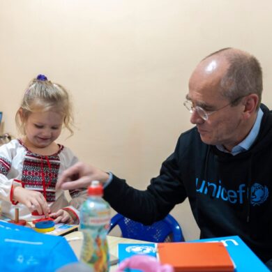 Der Geschäftsführer von Unicef Deutschland, Christian Schneider, mit einem ukrainischen Vorschulkind in einem Schutzraum unter der Erde: Das Kinderhilfswerk hilft Schulen und Kindergärten in dem vom Krieg geprägtem Land.