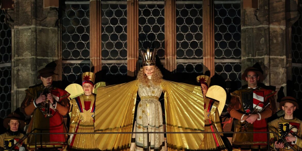 Alle Jahre wieder: Mit dem feierlichen Prolog eröffnet Nora Falk, das neue Nürnberger Christkind, auf der Empore der Frauenkirche offiziell den Nürnberger Christkindlesmarkt 2025.