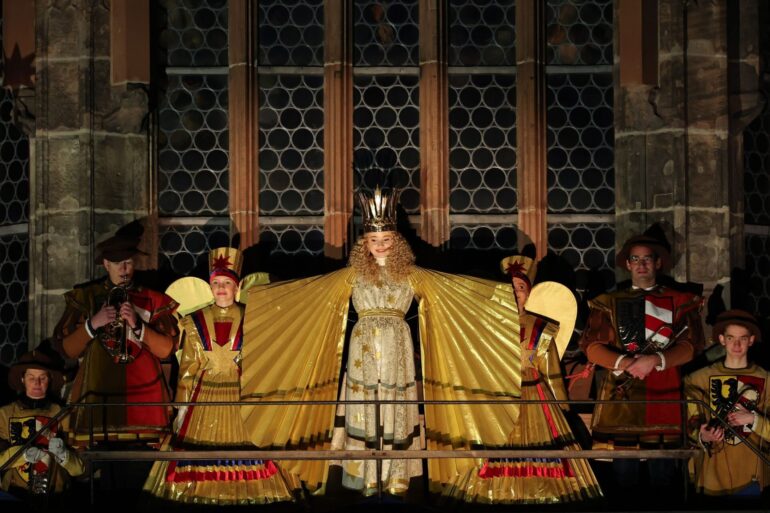 Alle Jahre wieder: Mit dem feierlichen Prolog eröffnet Nora Falk, das neue Nürnberger Christkind, auf der Empore der Frauenkirche offiziell den Nürnberger Christkindlesmarkt 2025.