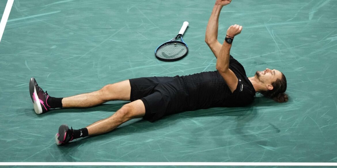 Alexander Zverev feiert nach seinem Sieg gegen den Russen Daniil Medvedev.