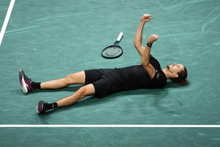 Alexander Zverev feiert nach seinem Sieg gegen den Russen Daniil Medvedev.
