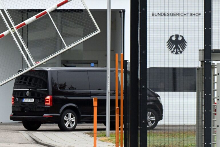 Der Beschuldigte wurde zum Ermittlungsrichter des BGH nach Karlsruhe gebracht.