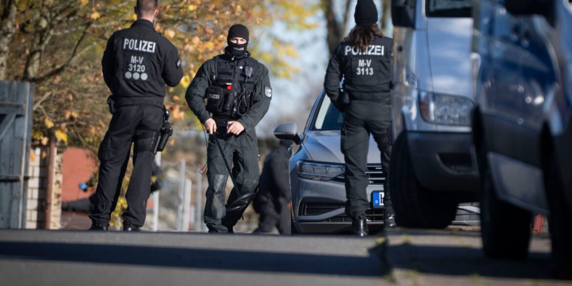 Die Polizei durchsuchte am Donnerstag erneut Häuser.