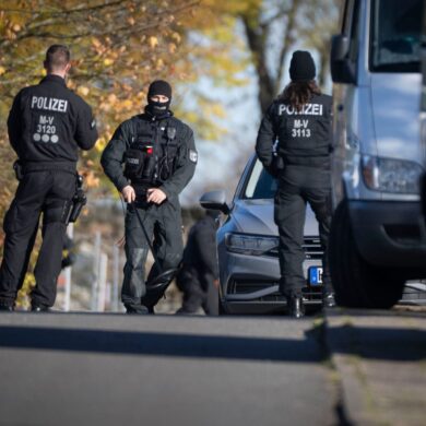 Die Polizei durchsuchte am Donnerstag erneut Häuser.