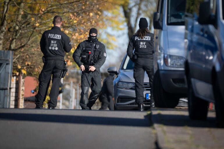 Die Polizei durchsuchte am Donnerstag erneut Häuser.