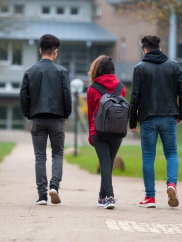 Syrische Geflüchtete auf dem Schulweg. (Archivfoto aus Niedersachsen)