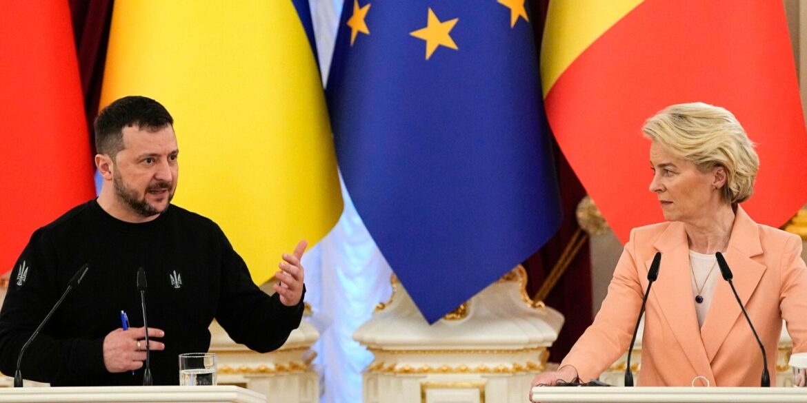 Will einen schnellen EU-Beitritt: Der ukrainische Präsident Wolodymyr Selenskyj, hier bei einer Pressekonferenz mit EU-Kommissionspräsidentin Ursula von der Leyen. (Archivbild)