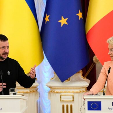 Will einen schnellen EU-Beitritt: Der ukrainische Präsident Wolodymyr Selenskyj, hier bei einer Pressekonferenz mit EU-Kommissionspräsidentin Ursula von der Leyen. (Archivbild)