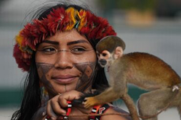 Protest bei COP30: Munduruku-Aktivistin sorgt mit Affen für Aufsehen