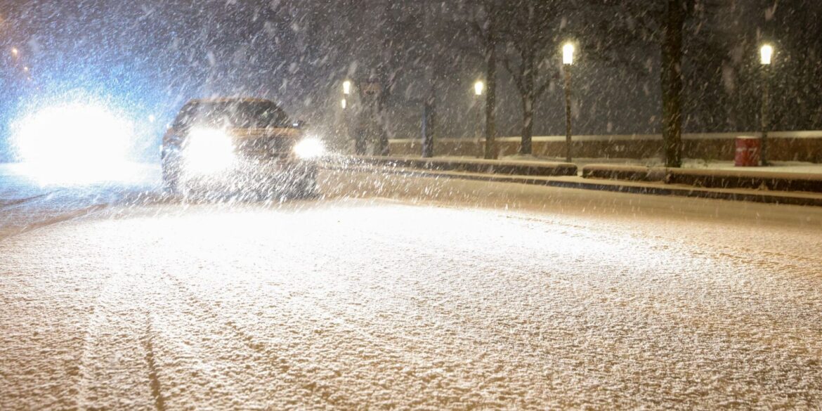 Der erste Schnee in Hamburg führt gleichzeitig auch zu glatten Straßen (Symbolbild)