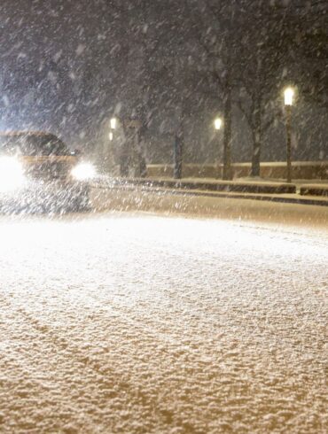 Der erste Schnee in Hamburg führt gleichzeitig auch zu glatten Straßen (Symbolbild)