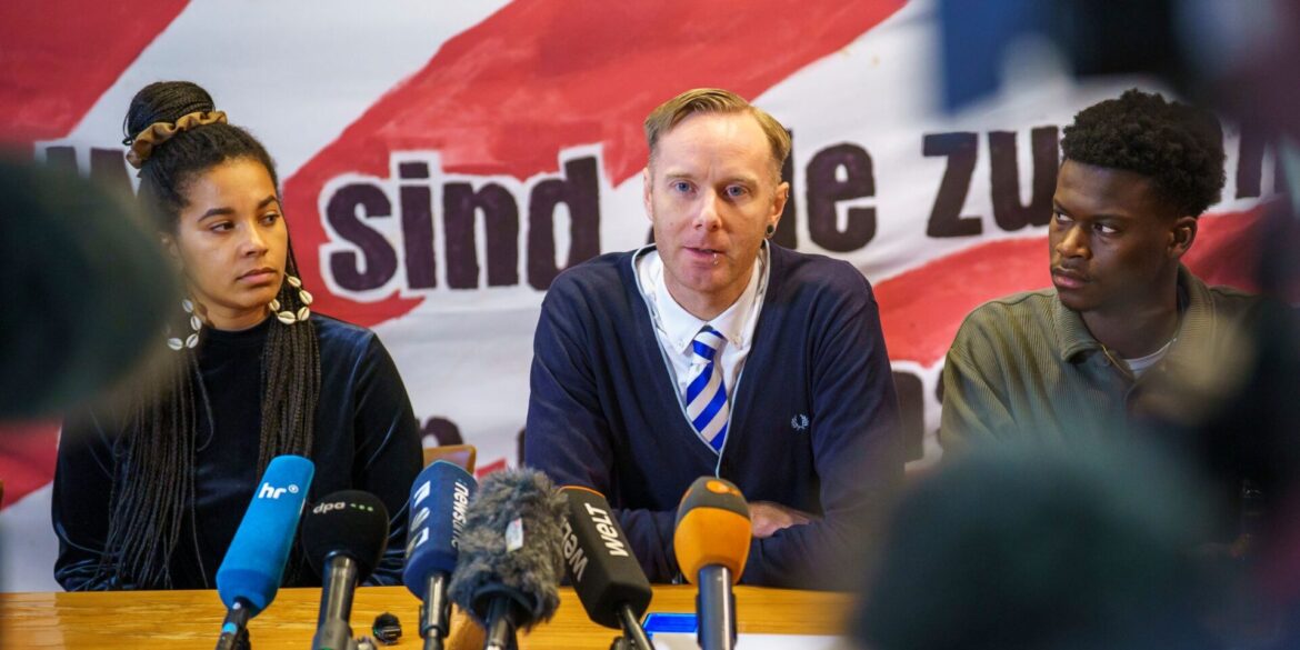 Der Marburger Anwalt Jannik Rienhoff sieht Rechtsbrüche seitens der Polizei während der Proteste gegen die Neugründung der AfD-Jugendorganisation in Gießen.