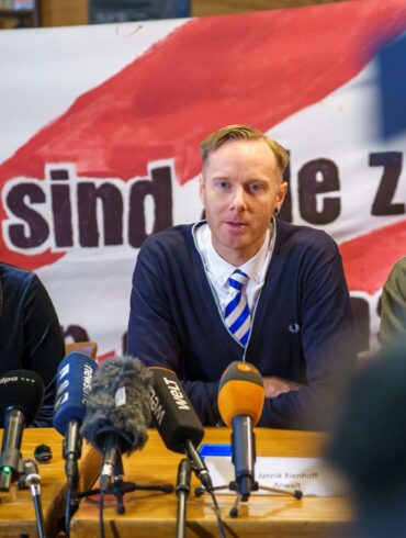 Der Marburger Anwalt Jannik Rienhoff sieht Rechtsbrüche seitens der Polizei während der Proteste gegen die Neugründung der AfD-Jugendorganisation in Gießen.