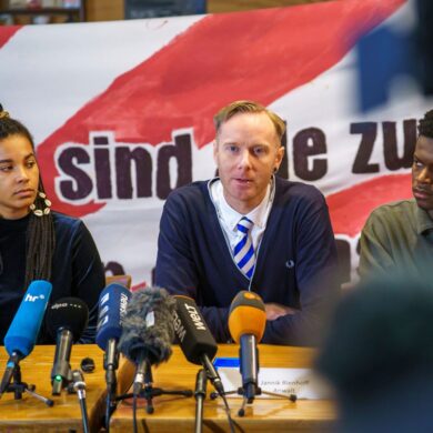 Der Marburger Anwalt Jannik Rienhoff sieht Rechtsbrüche seitens der Polizei während der Proteste gegen die Neugründung der AfD-Jugendorganisation in Gießen.