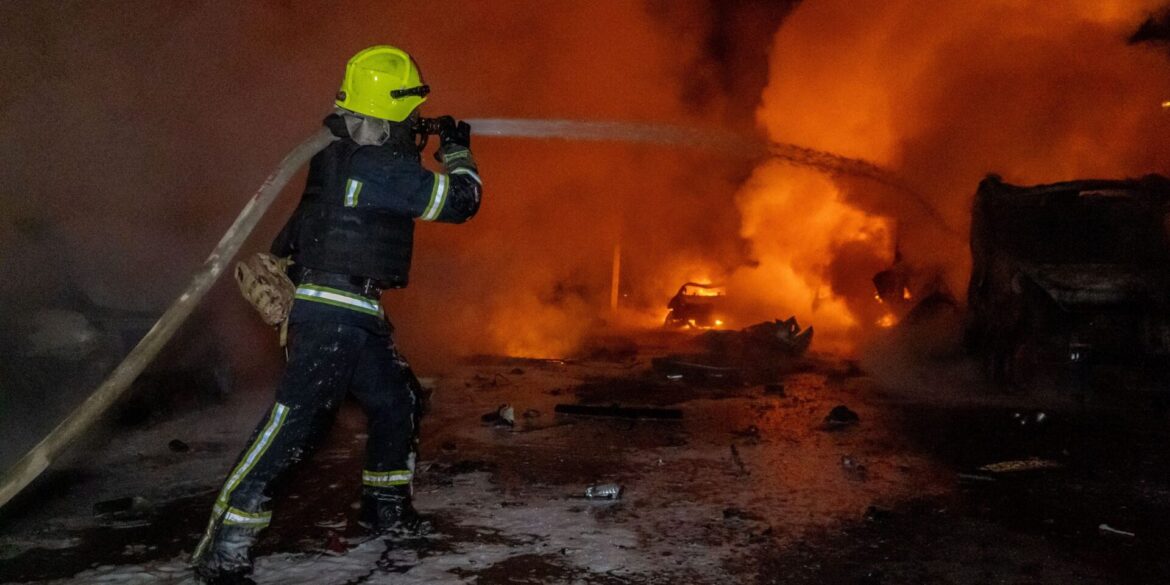 Bei massiven russischen Angriffen mit Raketen und Drohnen sind in der Ukraine viele Menschen getötet und Dutzende weitere verletzt worden.