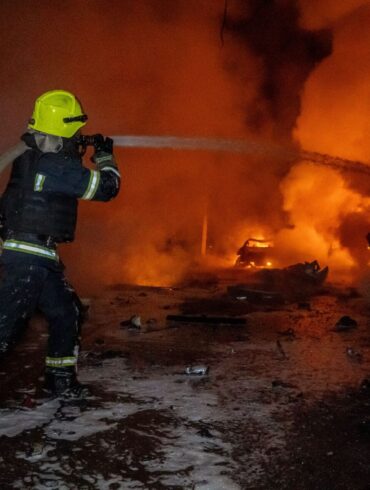 Bei massiven russischen Angriffen mit Raketen und Drohnen sind in der Ukraine viele Menschen getötet und Dutzende weitere verletzt worden.