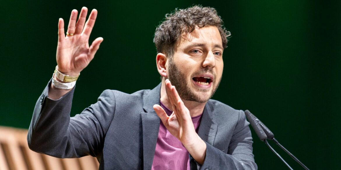 Für den Klimaschutz will der Grünen-Vorsitzende Felix Banaszak Wohlhabende zur Kasse bitten.