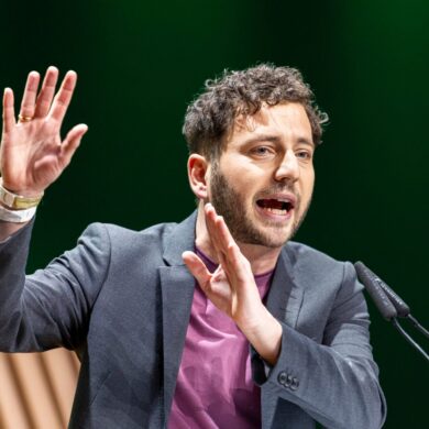Für den Klimaschutz will der Grünen-Vorsitzende Felix Banaszak Wohlhabende zur Kasse bitten.