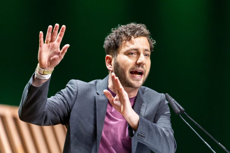 Für den Klimaschutz will der Grünen-Vorsitzende Felix Banaszak Wohlhabende zur Kasse bitten.