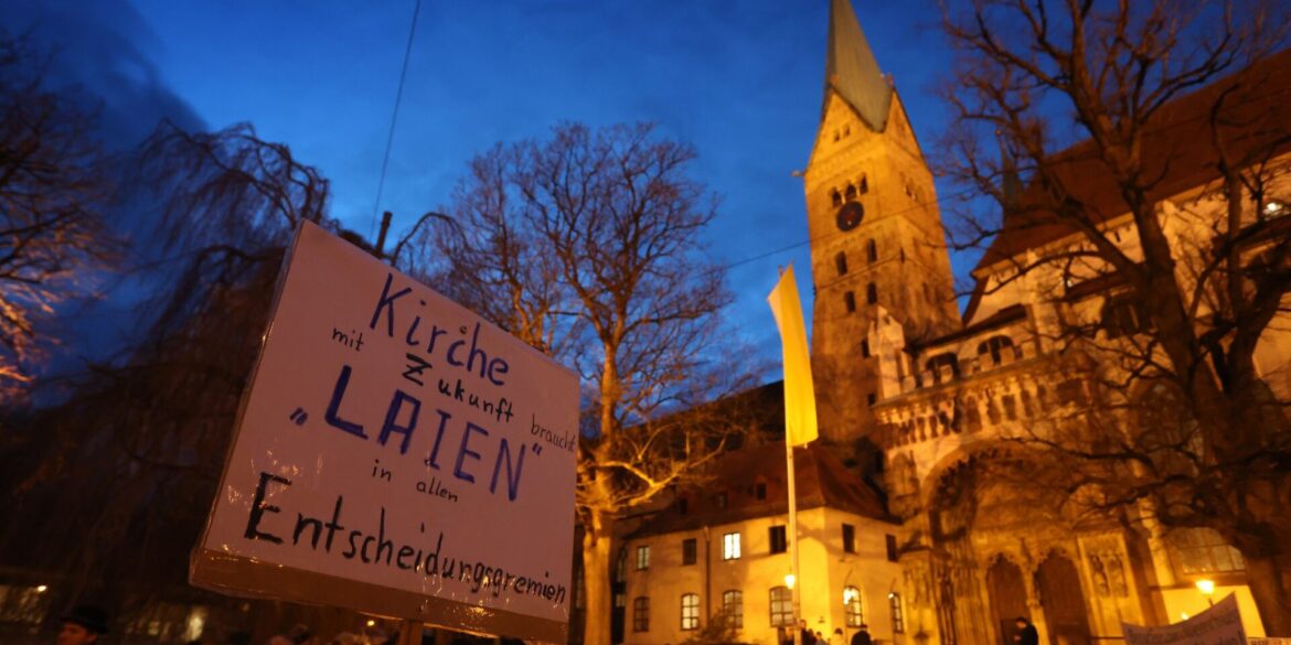 Mehr Laienbeteiligung gehört zum Forderungskatalog von reformorientierten Katholiken. (Archivbild)