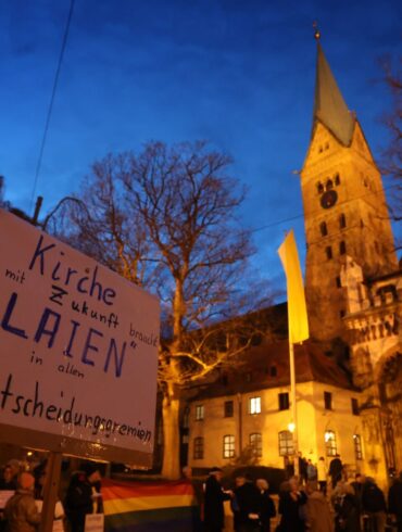 Mehr Laienbeteiligung gehört zum Forderungskatalog von reformorientierten Katholiken. (Archivbild)