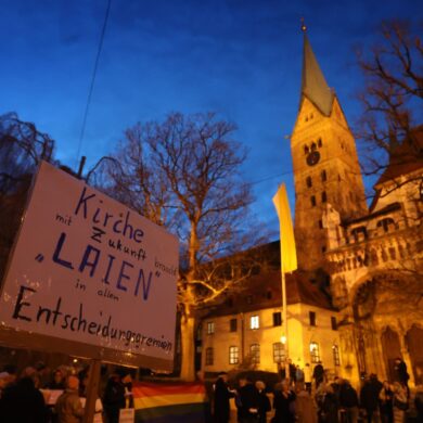 Mehr Laienbeteiligung gehört zum Forderungskatalog von reformorientierten Katholiken. (Archivbild)
