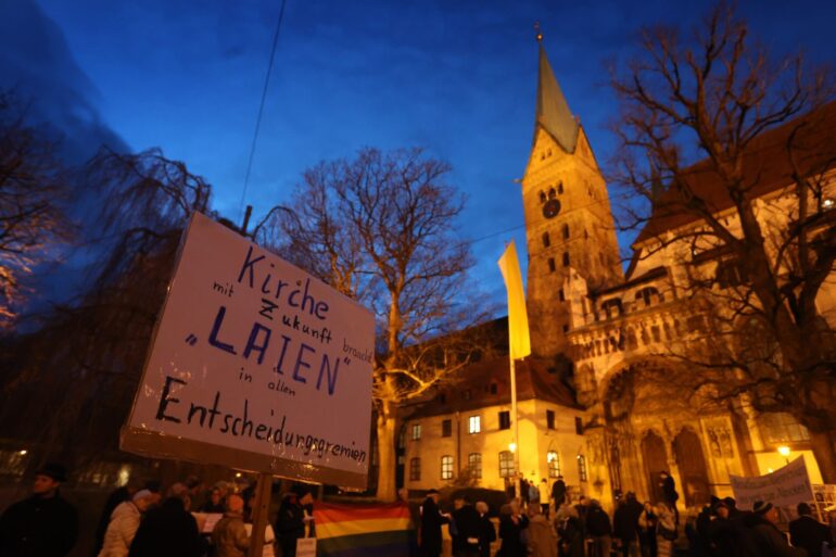 Mehr Laienbeteiligung gehört zum Forderungskatalog von reformorientierten Katholiken. (Archivbild)