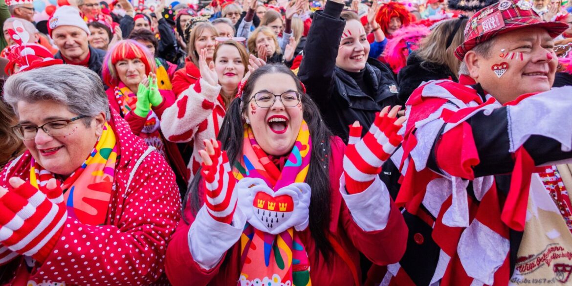 Start in die fünfte Jahreszeit: Jecken feiern auf dem Heumarkt in Köln