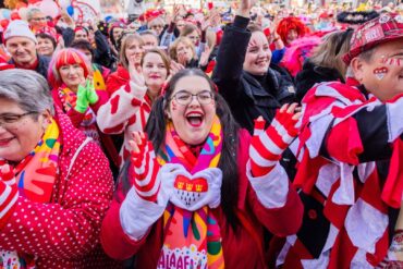 Start in die fünfte Jahreszeit: Jecken feiern auf dem Heumarkt in Köln